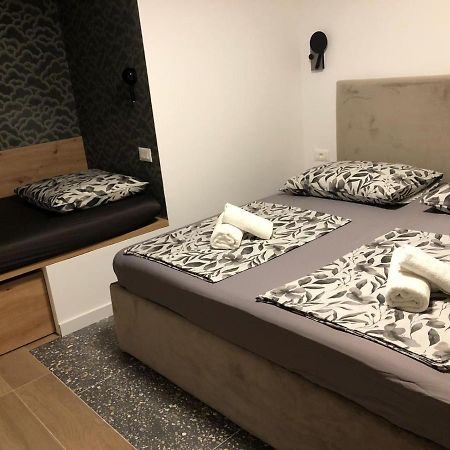 Omis - Private Ensuite Room With Balcony - Hotel Style ภายนอก รูปภาพ