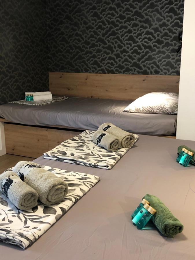 Omis - Private Ensuite Room With Balcony - Hotel Style ภายนอก รูปภาพ