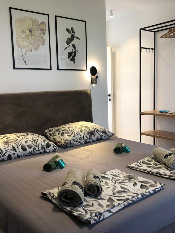Omis - Private Ensuite Room With Balcony - Hotel Style ภายนอก รูปภาพ