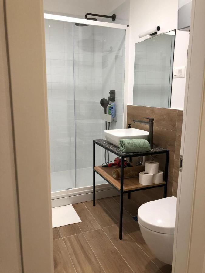 Omis - Private Ensuite Room With Balcony - Hotel Style ภายนอก รูปภาพ