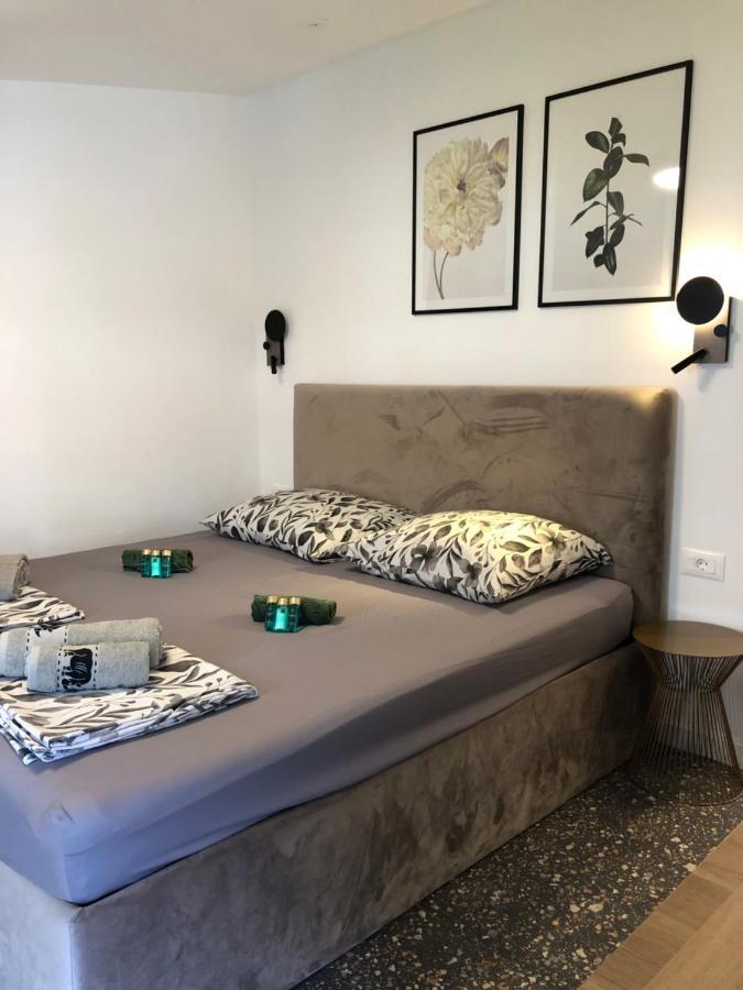 Omis - Private Ensuite Room With Balcony - Hotel Style ภายนอก รูปภาพ