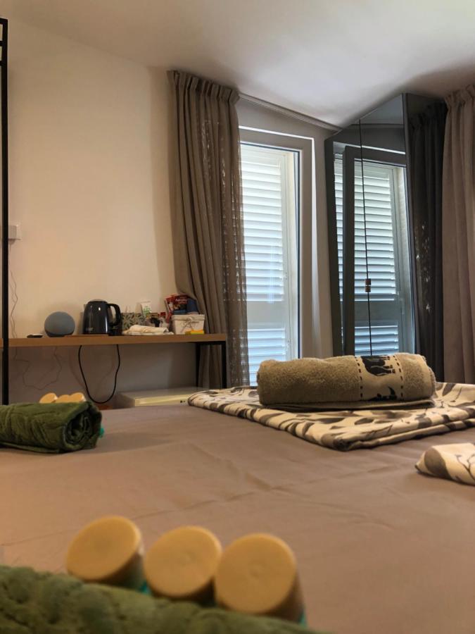 Omis - Private Ensuite Room With Balcony - Hotel Style ภายนอก รูปภาพ