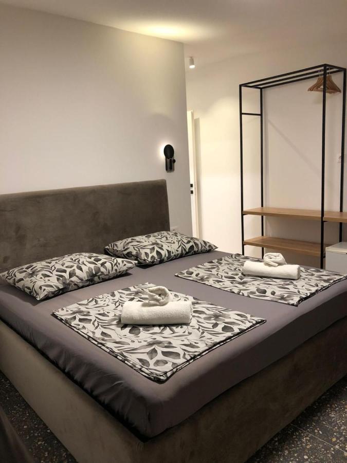 Omis - Private Ensuite Room With Balcony - Hotel Style ภายนอก รูปภาพ
