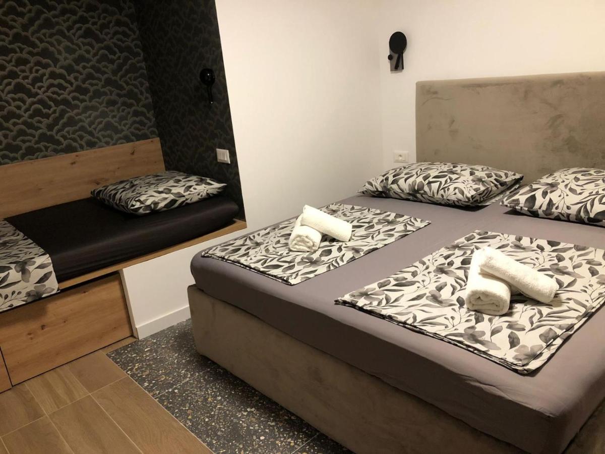 Omis - Private Ensuite Room With Balcony - Hotel Style ภายนอก รูปภาพ